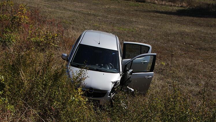 Zwischen Frimmersdorf und Dutendorf im Landkreis Erlangen-Höchstadt sind am Freitagmittag während eines Überholvorgangs zwei Pkw zusammengestoßen. Foto: Christian Bauriedel