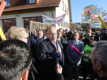Zahlreicher und lautstarker Empfang: Bundeswirtschaftsminister Peter Altmaier (Mitte) stellte sich gestern in Redwitz den Argumenten der Stromtrassen-Gegner, darunter auch Bürger aus dem Gemeindegebiet von Marktleugast. Dort soll die Nord-Variante des sogenannten Ostbayernrings Energie in den Süden der Republik transportieren.Barbara Herbst
