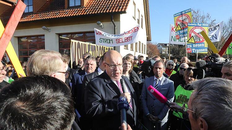 Zahlreicher und lautstarker Empfang: Bundeswirtschaftsminister Peter Altmaier (Mitte) stellte sich gestern in Redwitz den Argumenten der Stromtrassen-Gegner, darunter auch Bürger aus dem Gemeindegebiet von Marktleugast. Dort soll die Nord-Variante des sogenannten Ostbayernrings Energie in den Süden der Republik transportieren.Barbara Herbst