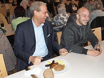 Bratwürste, Kartoffelsalat und Sauerkraut locken in das Vereinsheim - und die Möglichkeit, außerhalb der Arbeit mal mit den Kollegen plaudern zu können.  Foto: Michael Busch