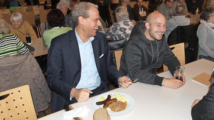 Bratwürste, Kartoffelsalat und Sauerkraut locken in das Vereinsheim - und die Möglichkeit, außerhalb der Arbeit mal mit den Kollegen plaudern zu können.  Foto: Michael Busch