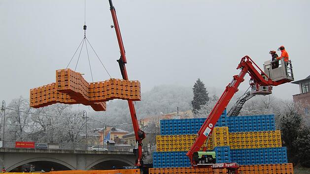 Gleich mehrere Lagen auf einmal hob der Kran vom Bierkasten-Christbaum herunter.  Foto: Wolfgang Dünnebier