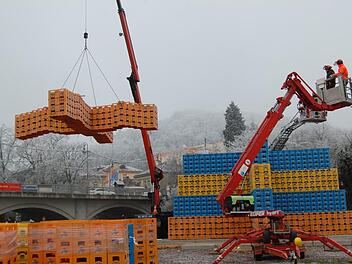 Gleich mehrere Lagen auf einmal hob der Kran vom Bierkasten-Christbaum herunter.  Foto: Wolfgang D&uuml;nnebier