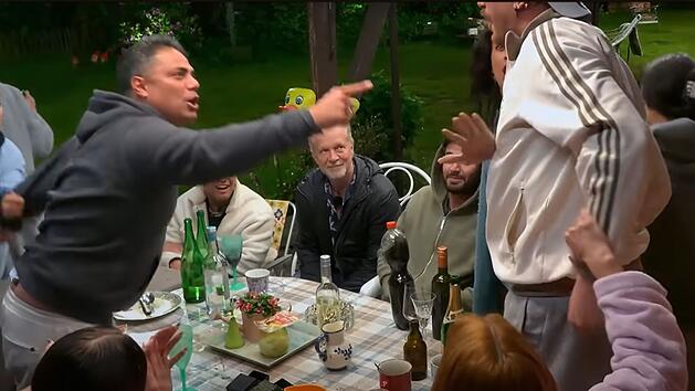 Eskalation am Gartentisch: Nach reichlich Alkohol ging es im Sommerhaus hei&szlig; her.