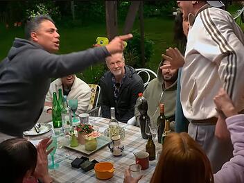 Eskalation am Gartentisch: Nach reichlich Alkohol ging es im Sommerhaus heiß her.