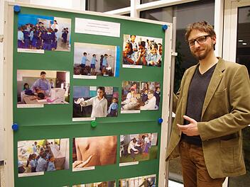 Sparkassen-Mitarbeiter Andreas Rebhan beim Betrachten der Ausstellung.  Fotos: Heike Schülein