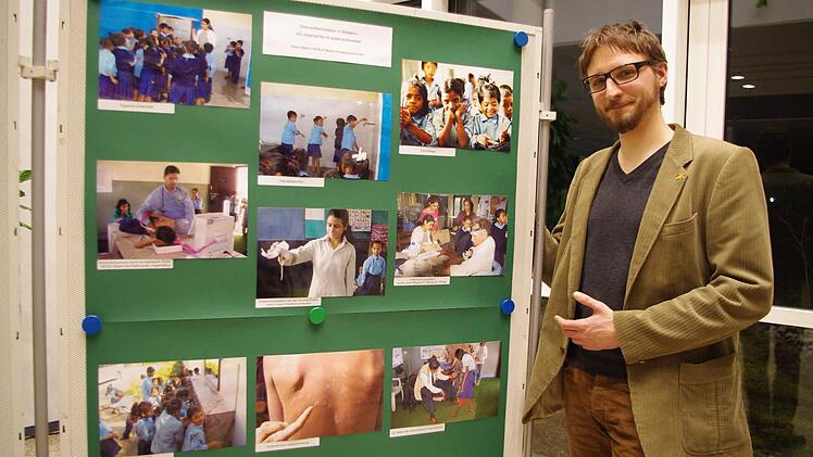 Sparkassen-Mitarbeiter Andreas Rebhan beim Betrachten der Ausstellung.  Fotos: Heike Schülein