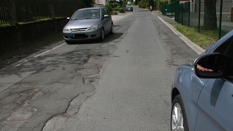 Dass die Mangersreuther Straße in Kulmbach dringend sanierungsbedürftig ist, darin sind sich alle einig. Die Frage allerdings, wie die Sanierung erfolgen soll, sorgt nun für Diskussionen. Foto: Sonja Adam