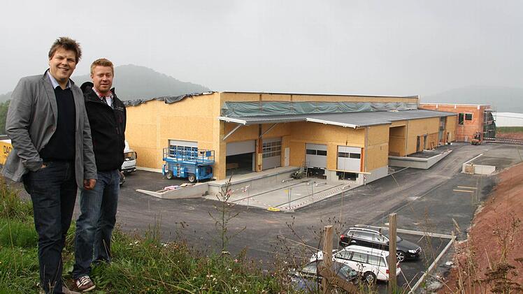Geschäftsführer Matthias Schäfer und Bauleiter Adrian Schwarz am Neubau.