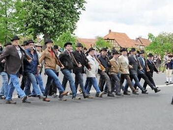 Auf dem Bleichdamm in Königsberg übt die Bürgerwehr für den Pfingst-Aufmarsch. Unser Bild entstand bei einem früheren Probeauszug. Die Bürgerwehr trainiert Wendungen und Gewehrgriffe.  Foto: Gerold Snater
