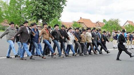 Auf dem Bleichdamm in Königsberg übt die Bürgerwehr für den Pfingst-Aufmarsch. Unser Bild entstand bei einem früheren Probeauszug. Die Bürgerwehr trainiert Wendungen und Gewehrgriffe.  Foto: Gerold Snater