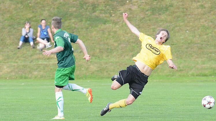 Szene aus dem Relegations-Hinspiel des FC Thulba (gelbe Trikots) gegen den TSV Forst (0:3). Foto: ssp
