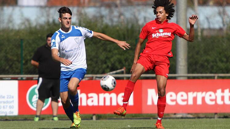 Zweikampf: Der Baiersdorfer Karim Said (rechts) und der Gästespieler des FSV Erlangen-Bruck wollen beide zum Ball. Foto: Uwe Kellner