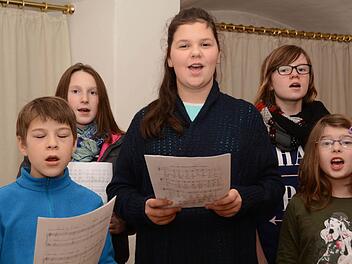 Amy Titttel bereitet mit dem Kinderchor der Evangelischen Kantorei Kulmbach den "Quempas" für die Christvesper an Heiligabend um 17 Uhr in der Petrikirche vor. Foto: Dagmar Besand