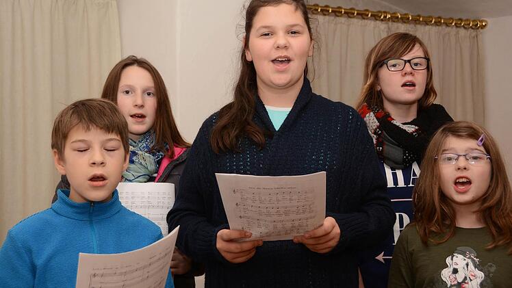 Amy Titttel bereitet mit dem Kinderchor der Evangelischen Kantorei Kulmbach den "Quempas" für die Christvesper an Heiligabend um 17 Uhr in der Petrikirche vor. Foto: Dagmar Besand