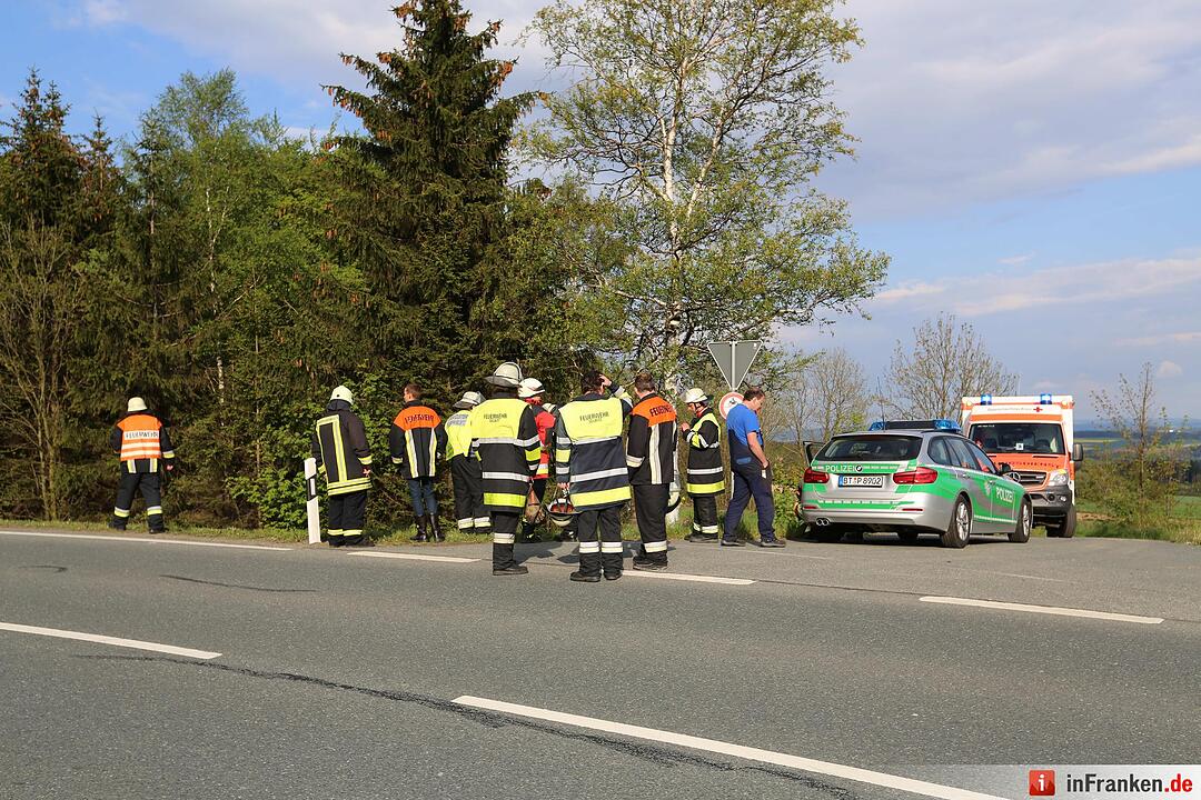Motorradfahrer kommt von Fahrbahn ab und stuerzt Boeschung hinab