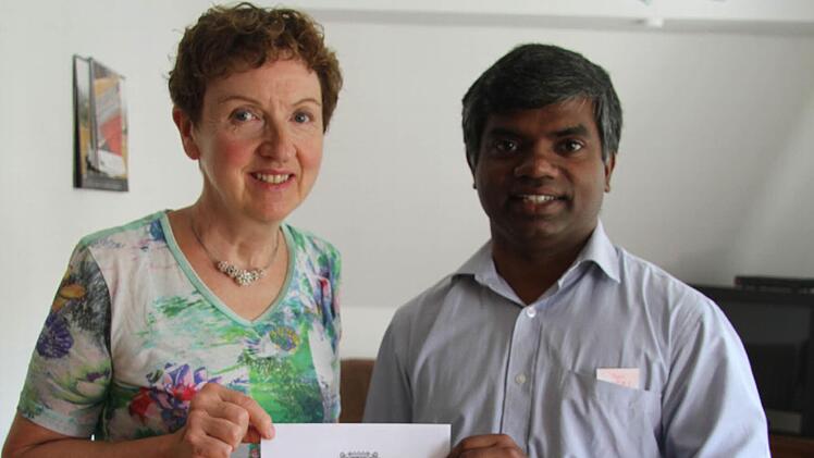 Pater Thomas Muttam und Barbara Semlinger haben die Kinderstiftung "Hoffnungsstrahl" gegründet. Die Stiftung will die Lebensbedingungen für die armen Kinder in Indien verbessern. Explizit sollen das Behindertenheim in Pune, das Straßenkinderheim in Mumbai, die Schule auf Rädern und das Schülerheim für benachteiligte Ureinwohner Indiens unterstützt werden. Die Projekte werden von der Ordensgemeinschaft Missionare des Heiligen Franz von Sales betreut. Foto: Sonja Adam