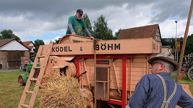 Die Bulldog-Freunde Vorrhön setzten ihre alte Dreschmaschine per Transmissionsriemen in Bewegung. Foto: Gerd Schaar