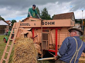 Die Bulldog-Freunde Vorrhön setzten ihre alte Dreschmaschine per Transmissionsriemen in Bewegung. Foto: Gerd Schaar