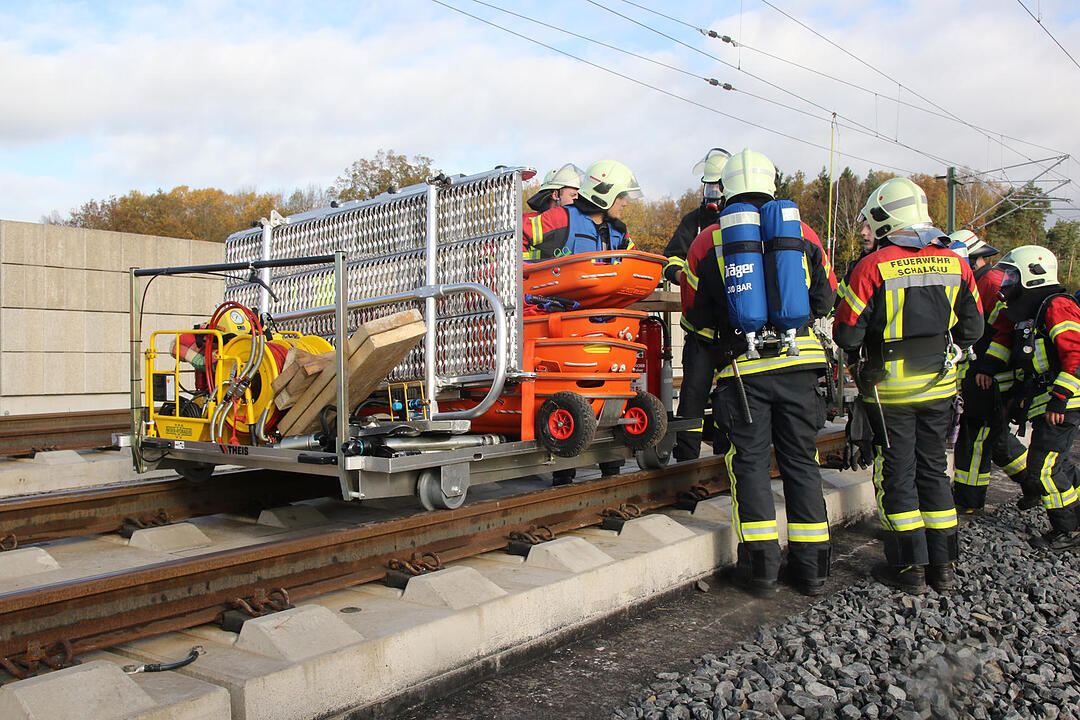 Coburg: Üben für den Ernstfall – Rettungskräfte und Statisten stellen ICE-Katastrophe nach