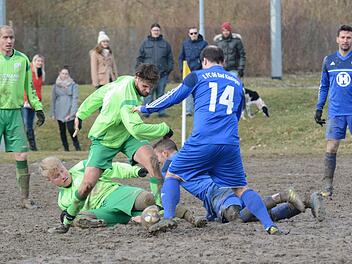 Mit extrem schlechten Platzbedingungen hatten der FC 06 Bad Kissingen und der SV Ramsthal (in grün) im Sportpark zu kämpfen.ssp
