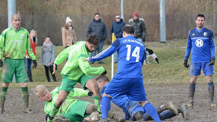 Mit extrem schlechten Platzbedingungen hatten der FC 06 Bad Kissingen und der SV Ramsthal (in grün) im Sportpark zu kämpfen.ssp