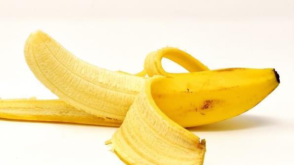 Eine aus dem Fahrzeugfenster geworfene Bananenschale wurde einem 53-jährigen Autofahrer zum Verhängnis. Ihm wurde der Führerschein abgenommen.  Symbolbild: pixabay.com