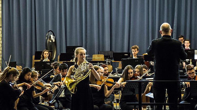 Begeisterten Beifall gab es beim Gastspiel des Jugendsymphonieorchesters Oberfranken in der Frankenhalle Neustadt. Umjubelte Solistin unter der Leitung von Till Fabian Weser war die junge Hornistin Sophia Reuter.Foto: Jochen Berger