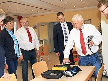 Der stellvertretende Bereitschaftsleiter Jürgen Eckstein (Zweiter von rechts) zeigte die Funktionsweise des neuen Defibrillators. Mit im Bild (von links) Kreisgeschäftsführer Thomas Petrak, Ina Kober-Naumann, Gerd Leipold, Ralf Zapf und Bastian Girg.  Foto: Gerda Völk