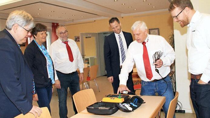 Der stellvertretende Bereitschaftsleiter Jürgen Eckstein (Zweiter von rechts) zeigte die Funktionsweise des neuen Defibrillators. Mit im Bild (von links) Kreisgeschäftsführer Thomas Petrak, Ina Kober-Naumann, Gerd Leipold, Ralf Zapf und Bastian Girg.  Foto: Gerda Völk