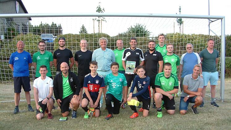Welttorhüter Jean-Marie Pfaff mit JFG-Leiter Thomas Löffler, den Trainern Ralf Bröcker und Marcel Renner (ab Fünfter von links) sowie die weiteren Beteiligten an der Torwartschulung auf dem Sportgelände des FC Hirschfeld Foto: Hans Franz