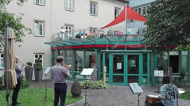 Die Bewohner des Julius-Spitals freuten sich sehr &uuml;ber die Abwechslung, wie  Ihnen das Konzert der Jugendmusikschule unter der Leitung von Thomas Reu&szlig;  (ganz links) bot. Foto: Rosina Eckert