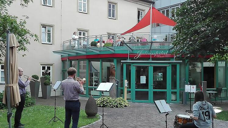 Die Bewohner des Julius-Spitals freuten sich sehr über die Abwechslung, wie  Ihnen das Konzert der Jugendmusikschule unter der Leitung von Thomas Reuß  (ganz links) bot. Foto: Rosina Eckert
