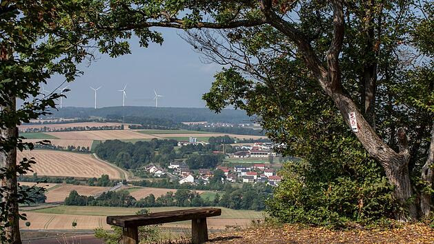 Der  Aussichtspunkt "Michelsbergblick" pr&auml;sentiert ein eindrucksvolles Panorama. Er l&auml;dt mit Blick ins Lauertal und zu  besagtem Berg hin&uuml;ber zu einer Rast ein. Foto: J&uuml;rgen H&uuml;fner