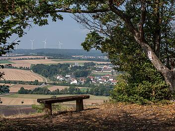 Der  Aussichtspunkt "Michelsbergblick" präsentiert ein eindrucksvolles Panorama. Er lädt mit Blick ins Lauertal und zu  besagtem Berg hinüber zu einer Rast ein. Foto: Jürgen Hüfner