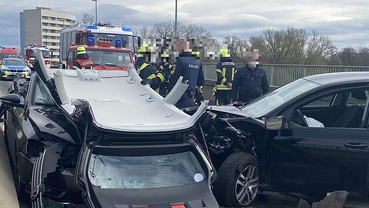 Zu einem Verkehrsunfall mit mehreren Verletzten kam es am Samstagmittag in Erlangen. Die Feuerwehr musste die eingeklemmten Insassen befreien.