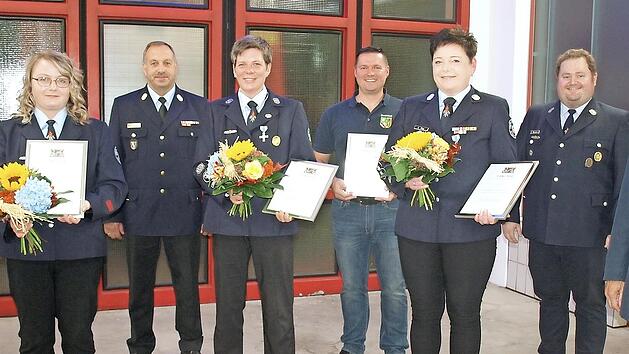 Stolz auf zusammen 100 Jahre aktiven Dienst in der Feuerwehr Steinwiesen, von links: Kreisbrandrat Joachim Ranzenberger, Bettina Klinger, Kreisbrandinspektor Frank Fischer, Kerstin Str&ouml;hlein, Christian Kremer, Kerstin May, stellvertretender Kommandant Dominic Welscher sowie B&uuml;rgermeister und stellvertretender Landrat Gerhard Wunder