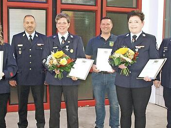 Stolz auf zusammen 100 Jahre aktiven Dienst in der Feuerwehr Steinwiesen, von links: Kreisbrandrat Joachim Ranzenberger, Bettina Klinger, Kreisbrandinspektor Frank Fischer, Kerstin Ströhlein, Christian Kremer, Kerstin May, stellvertretender Kommandant Dominic Welscher sowie Bürgermeister und stellvertretender Landrat Gerhard Wunder