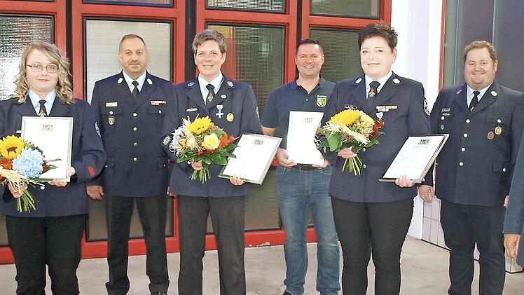 Stolz auf zusammen 100 Jahre aktiven Dienst in der Feuerwehr Steinwiesen, von links: Kreisbrandrat Joachim Ranzenberger, Bettina Klinger, Kreisbrandinspektor Frank Fischer, Kerstin Ströhlein, Christian Kremer, Kerstin May, stellvertretender Kommandant Dominic Welscher sowie Bürgermeister und stellvertretender Landrat Gerhard Wunder
