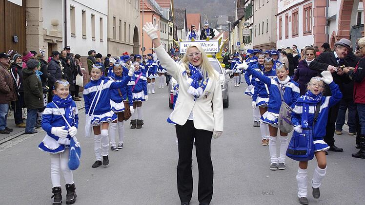 Die Dancing Kids von Blau-Weiß mit ihrem Tanzmariechen mischten kräftig mit im Faschingszug.