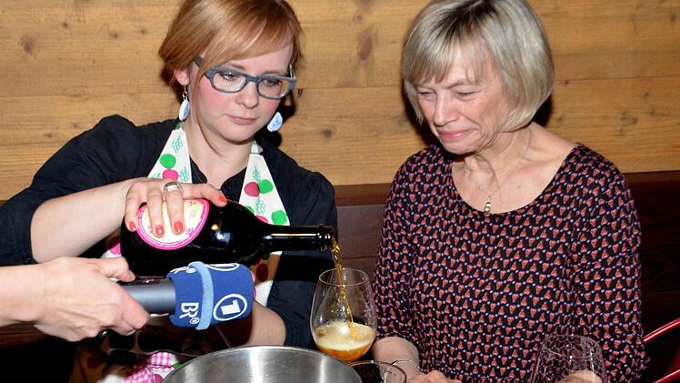 Der Bayerische Rundfunk ist auch mit dabei, als Gisela Meinel-Hansen ein Glas aus der Champagner-flasche serviert. Foto: Dieter Hübner