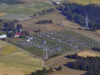 Das Umspannwerk Würgau wird in der Verlängerung der "Thüringer Strombrücke" Teil des 380-kV-Netzes.  Foto: Ronald Rinklef