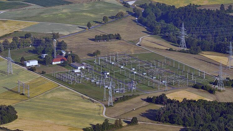 Das Umspannwerk Würgau wird in der Verlängerung der "Thüringer Strombrücke" Teil des 380-kV-Netzes.  Foto: Ronald Rinklef