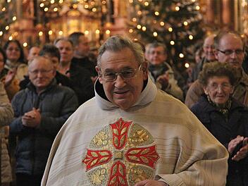 Pater Bonaventura ist seit 50 Jahren Priester. Die Trachtenkapelle Morlesau - Ochsenthal spielte bei den Feierlichkeiten in Franziskanerkloster Altstadt für den Jubilar auf. Foto: Gerd Schaar