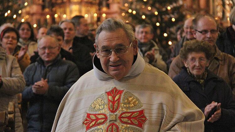 Pater Bonaventura ist seit 50 Jahren Priester. Die Trachtenkapelle Morlesau - Ochsenthal spielte bei den Feierlichkeiten in Franziskanerkloster Altstadt für den Jubilar auf. Foto: Gerd Schaar