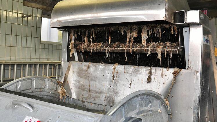 Die Fremdstoffe, die in der Kläranlage in Haßfurt ankommen, werden über eine Rechenanlage direkt in einen Container verfrachtet, gepresst, in die Kreisabfalldeponie in Wonfurt gebracht und dann in der Müllverbrennungsanlage in Schweinfurt verbrannt. Ein neuer Rechen, der jetzt eingebaut wird, soll noch mehr Fremdstoffe herausfiltern. Foto: Langer
