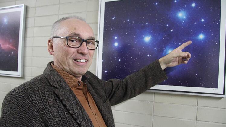 Hermann Dunkel zeigt die Plejaden - offene Sternhaufen. Im Wahlpflichtfach Astronomie in der Q 12 können Schüler als Alternative Astrophysik wählen, es gibt aber auch Biophysik - eine weitere Alternative zum regulären Physikunterricht. Foto: Sonja Adam