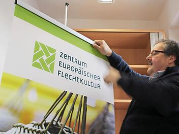 Ein neuer Arbeitsplatz macht Arbeit: Manfred Rauh, Geschäftsführer des Zentrums Europäischer Flechtkultur, wird in den nächsten Tagen sein Büro einrichten. In der Ringgasse 4 in Lichtenfels hat der Verein seit kurzem eine eigene Geschäftsstelle. Foto: Anja Greiner