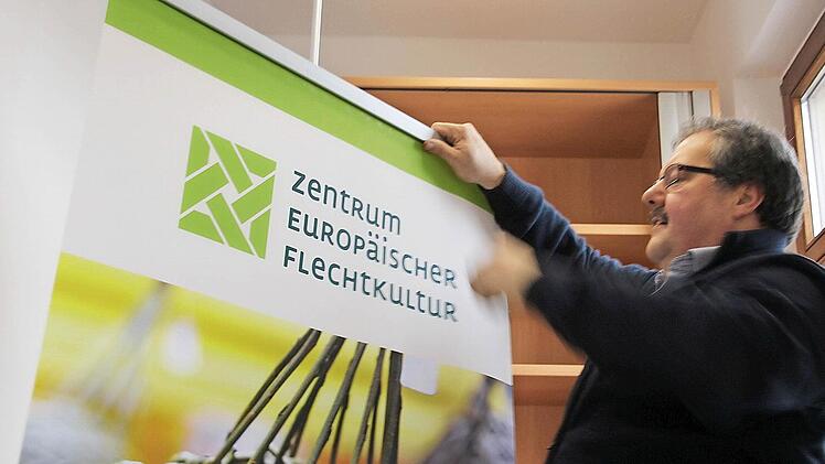 Ein neuer Arbeitsplatz macht Arbeit: Manfred Rauh, Geschäftsführer des Zentrums Europäischer Flechtkultur, wird in den nächsten Tagen sein Büro einrichten. In der Ringgasse 4 in Lichtenfels hat der Verein seit kurzem eine eigene Geschäftsstelle. Foto: Anja Greiner