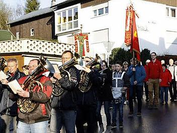 Angeführt von den Frankenwaldmusikanten Windheim und den Fahnenträgern marschierten die Windheimer Sozialdemokraten mit den Gästen beim Weckruf durch die Straßen des Dorfes. Foto: Simone Büttner